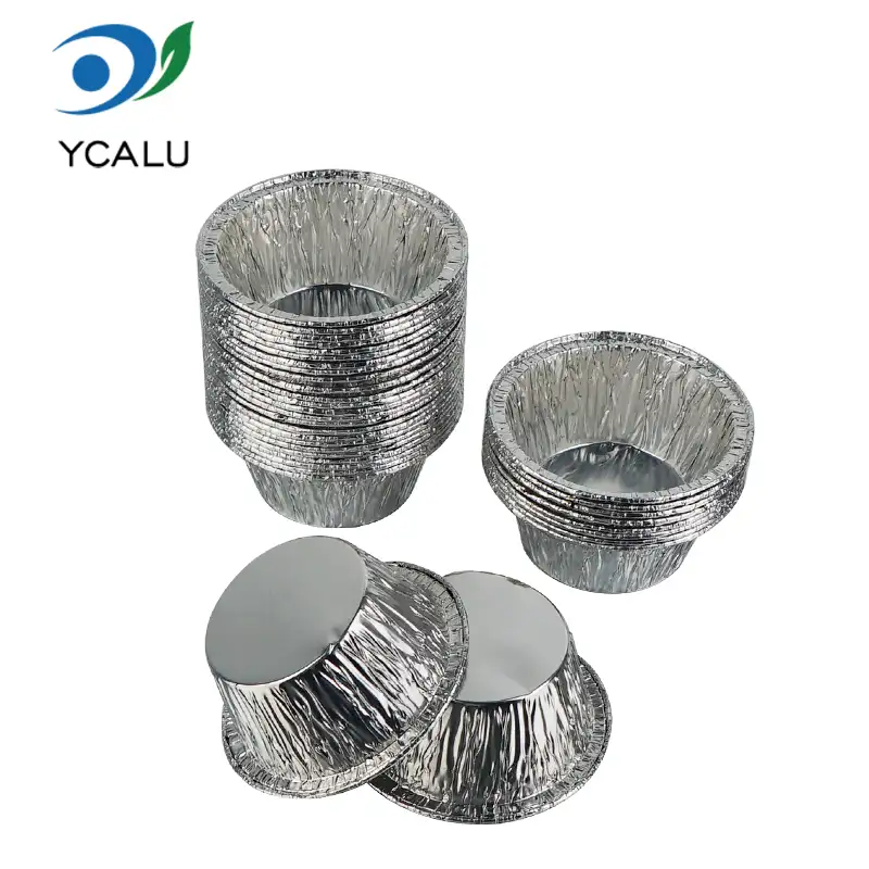 Runde Kuchenbecher aus silberner Aluminiumfolie