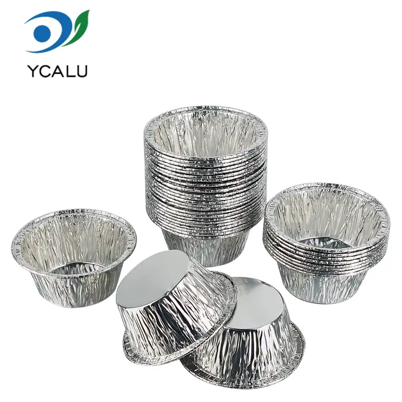 Runde Kuchenbecher aus silberner Aluminiumfolie
