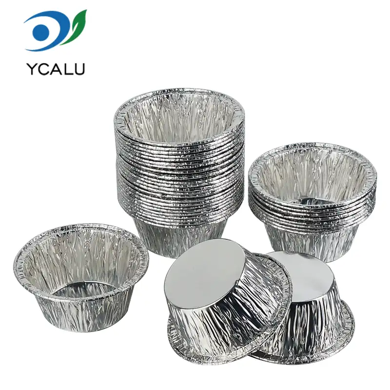 Runde Kuchenbecher aus silberner Aluminiumfolie