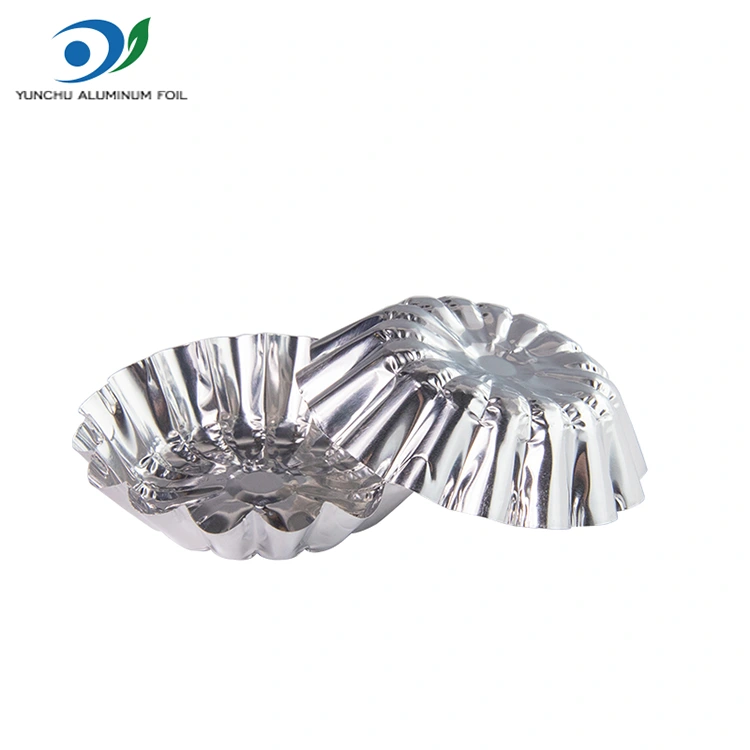 Eiertörtchen werden in einem Luftbraten -Silber -Aluminiumfolie -Food -Lebensmittelbehälter gebacken