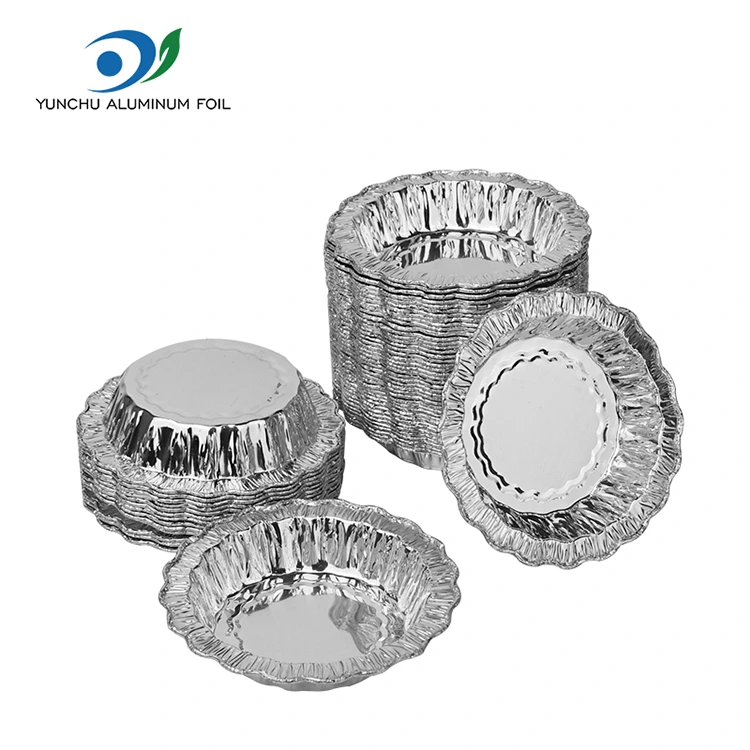 Spitze runder Backkuchen aus silberner Aluminiumfolie