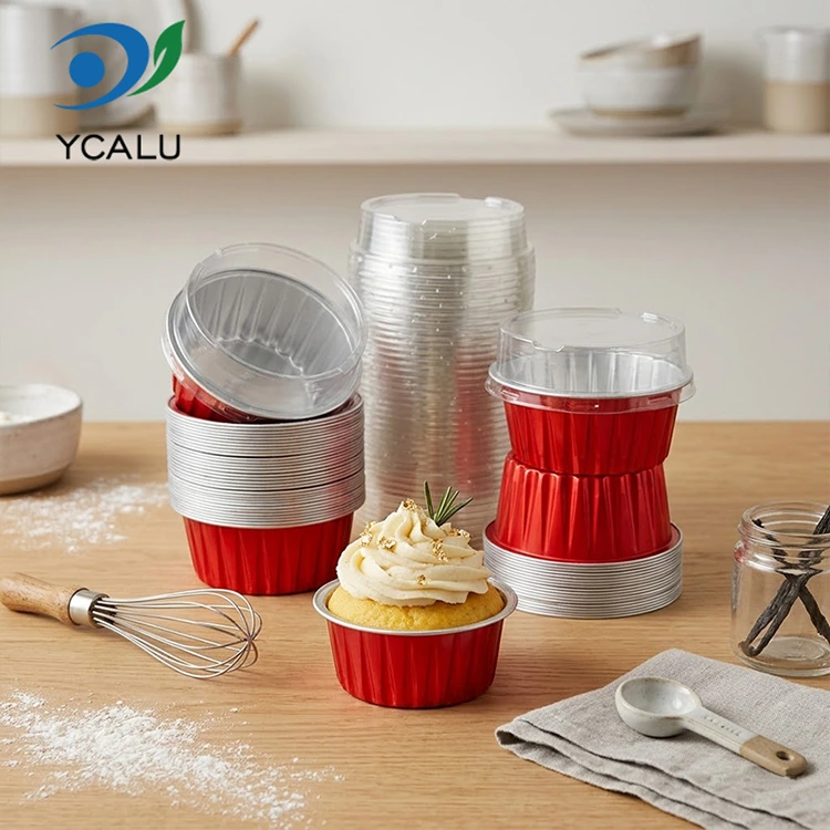 Einmalig gebackene bunte Cupcakes. Smoothwall-Behälter aus Aluminiumfolie
