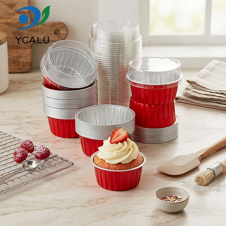 Einmalig gebackene bunte Cupcakes. Smoothwall-Behälter aus Aluminiumfolie