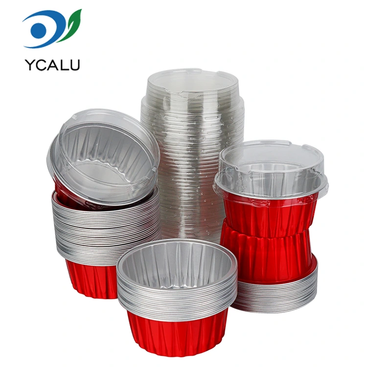 Einmalig gebackene bunte Cupcakes. Smoothwall-Behälter aus Aluminiumfolie