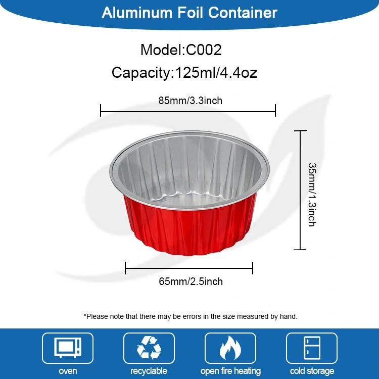 Einmalig gebackene bunte Cupcakes. Smoothwall-Behälter aus Aluminiumfolie