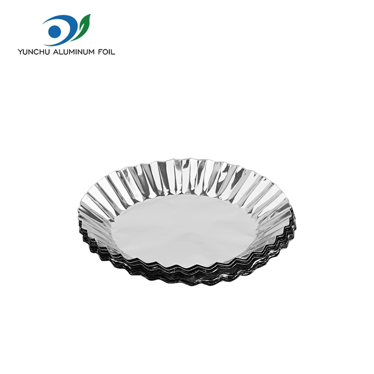 Runde Backform für Kuchen mit silbernem Lebensmittelbehälter aus Aluminiumfolie