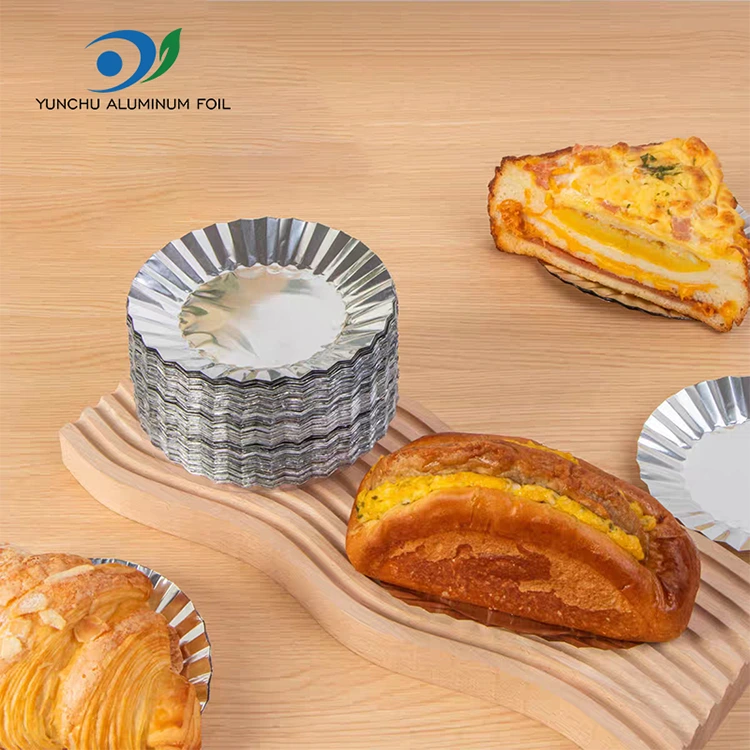 Runde Backform für Kuchen mit silbernem Lebensmittelbehälter aus Aluminiumfolie