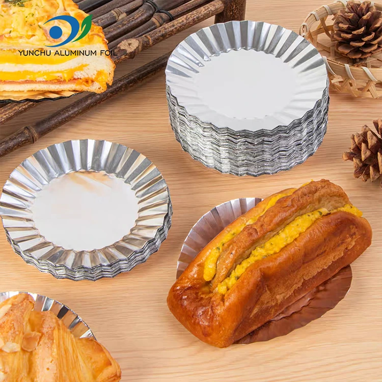 Runde Backform für Kuchen mit silbernem Lebensmittelbehälter aus Aluminiumfolie