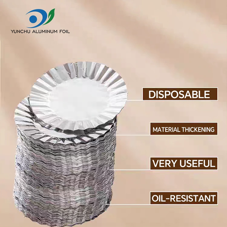 Runde Backform für Kuchen mit silbernem Lebensmittelbehälter aus Aluminiumfolie