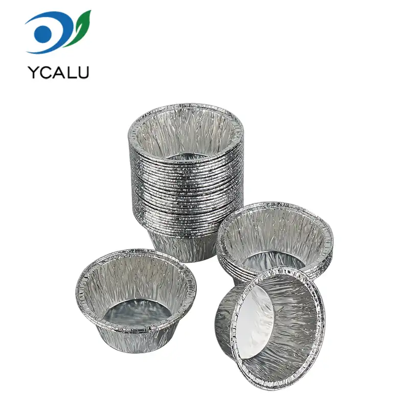 Runde Kuchenbecher aus silberner Aluminiumfolie