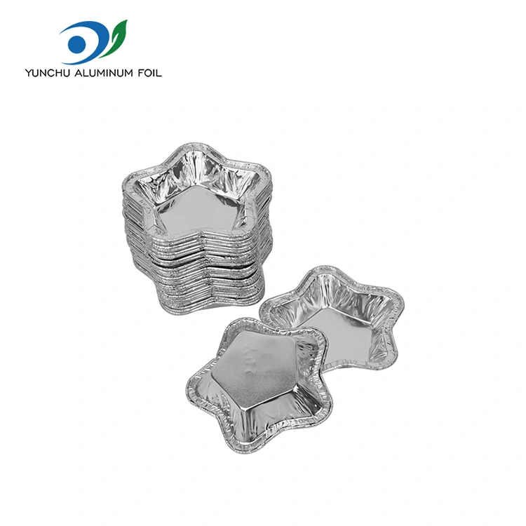 Sternförmige Tortenförmchen aus Aluminiumfolie zum Backen. Lebensmittelbehälter aus Aluminiumfolie